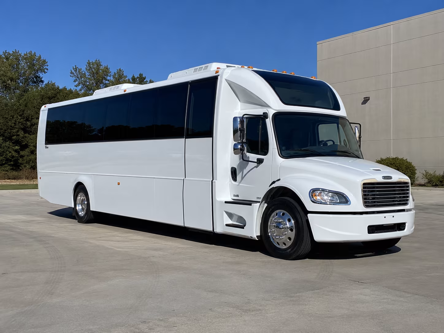 thornton 28 passenger party bus