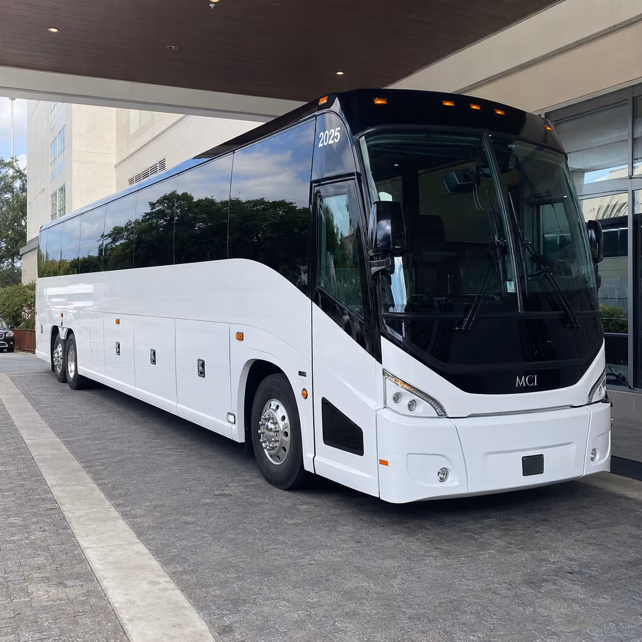 thornton 54 passenger charter bus